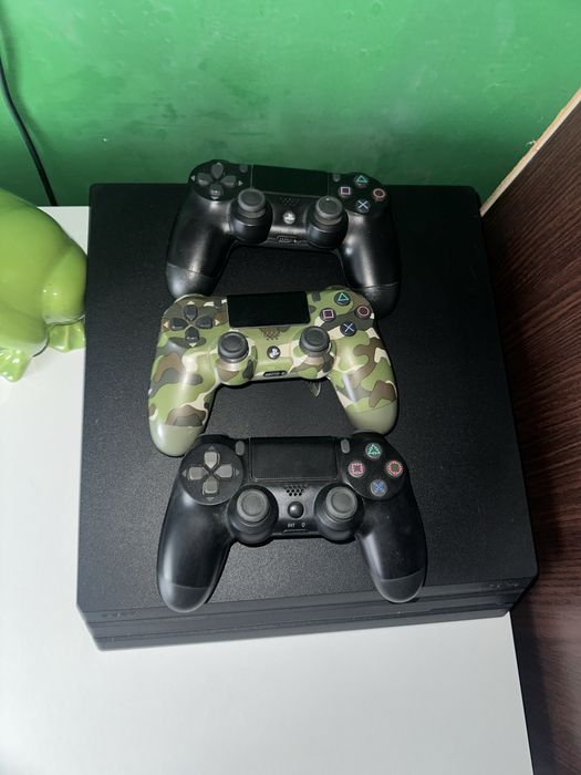 Ps4 pro 1Tb 3 manete