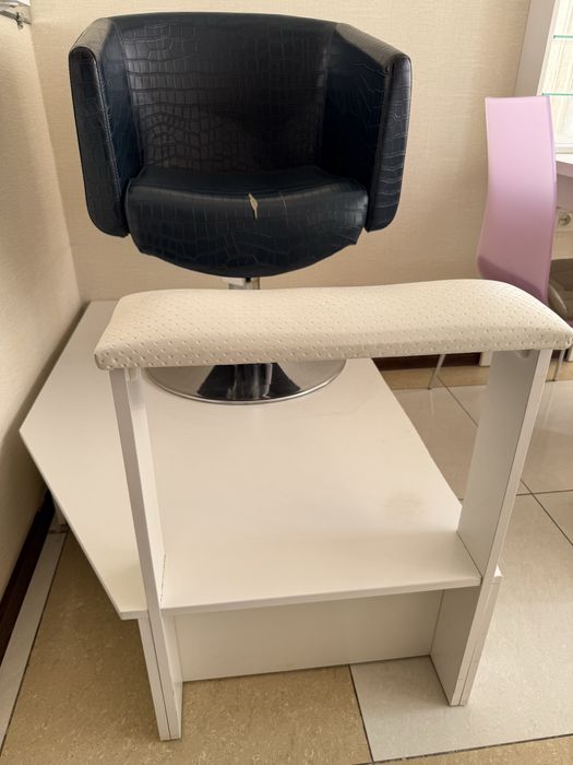 Продается подиум для педикюра и полка для лаков