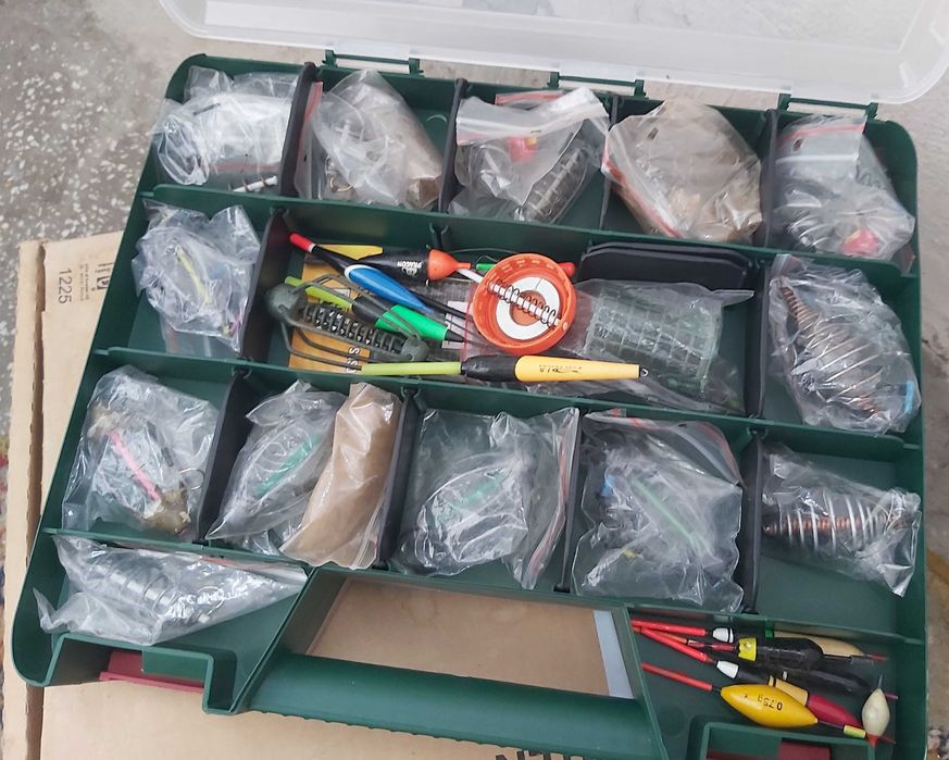 Geanta de pescuit cu compartimentare pe ambele parti plina