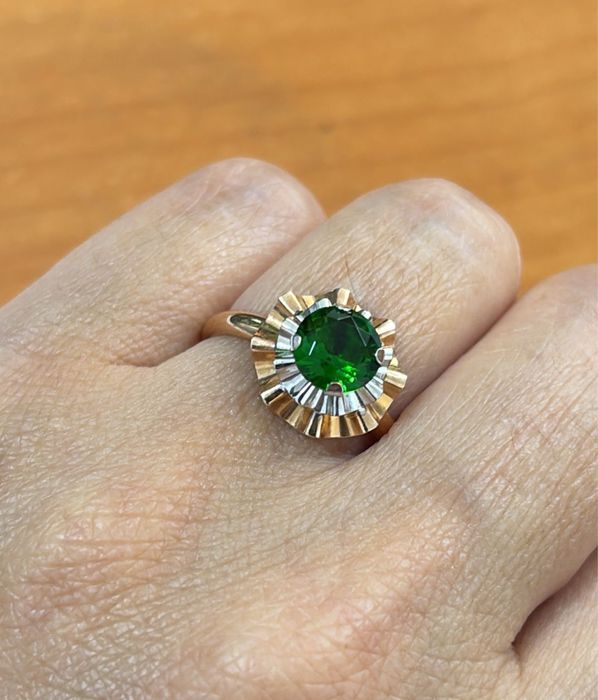 Продам золотое кольцо с изумрудным камням