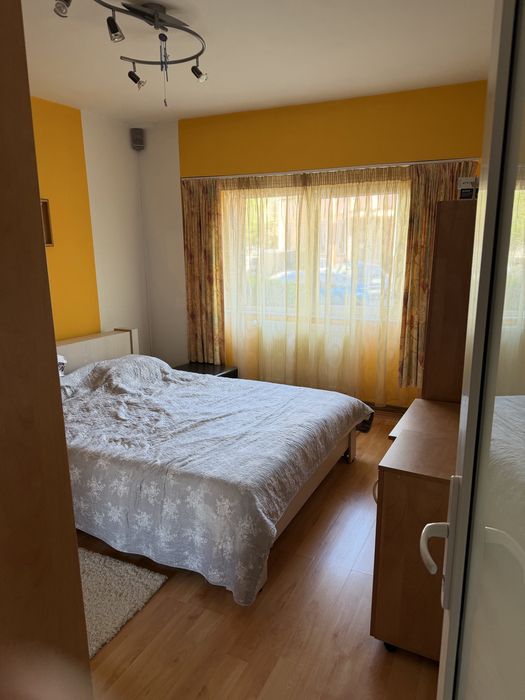 Inchiriez apartament 4 camere zona centrala ! Dispune de centrala proprie 2 locuri de parcare boxa foarte mare. Este situat la parter.