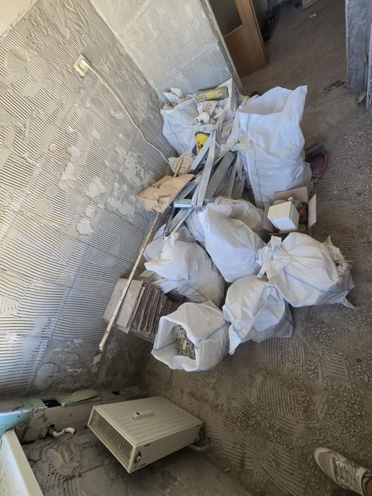 Transport moloz Car Moloz Evacuare mobila Debarasare apartamente