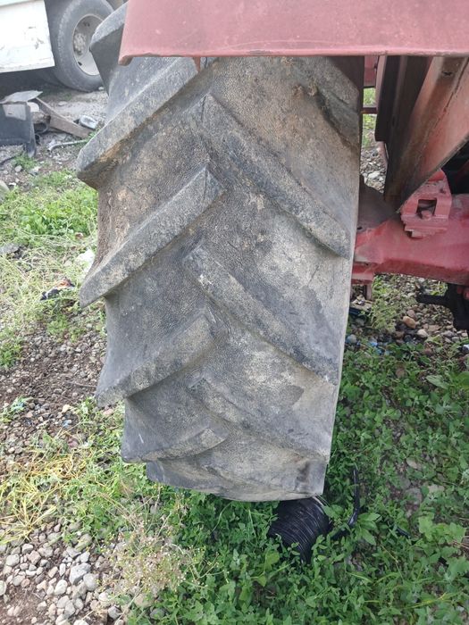 Vând tractor mai multe detalii la telefon