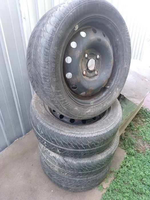 Vând anvelope la un preț avantajos.