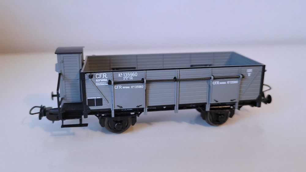 Vagoane CFR de marfa, H0, noi si complete.