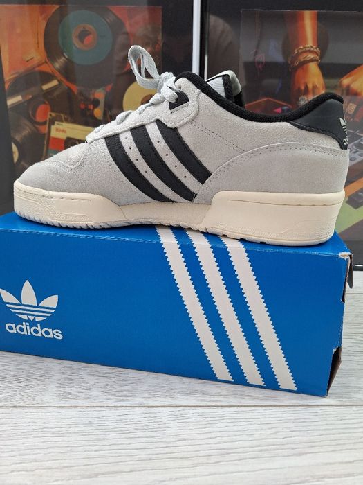 Adidasi Adidas Rivalry Low 

Material: piele întoarsă
Măsura: 42(27,5c