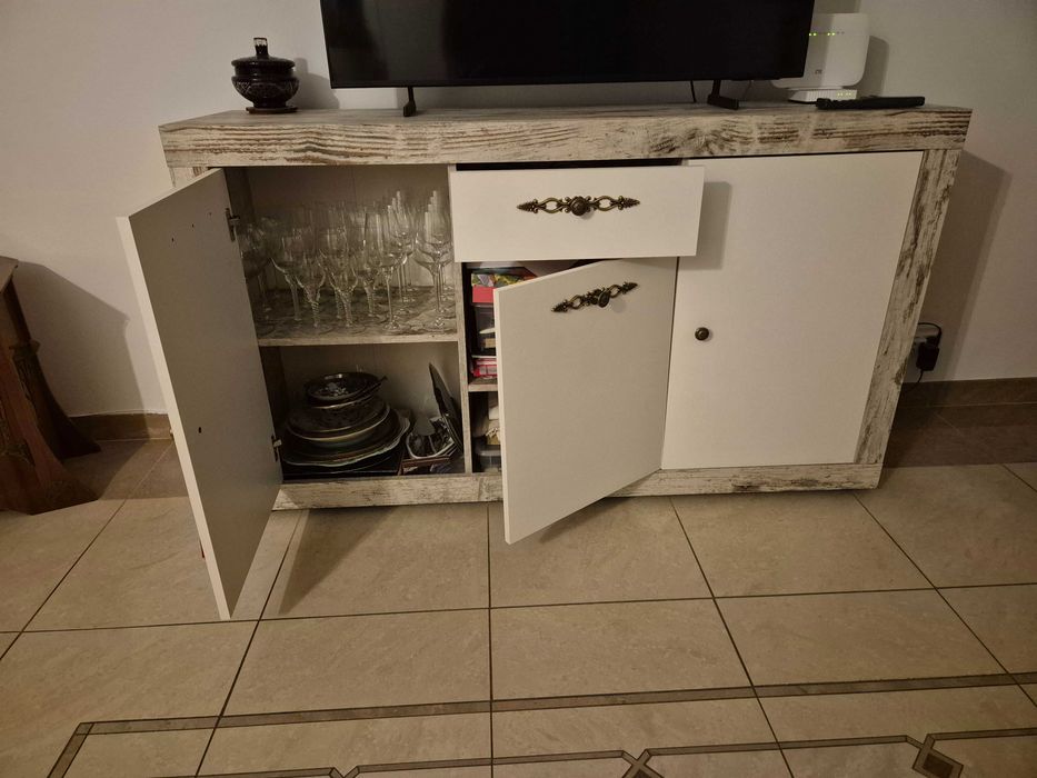 Set: masă + 2 bănci+ comoda : rustic, stabil și elegant