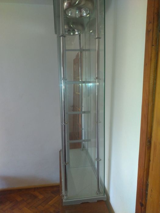Vitrina de sticlă si oglinzi  cu structura metalica