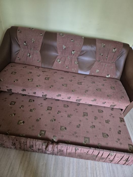 Vand 3 canapele + dulap , noptiera si birou plus cateva vesele masa mai vechi