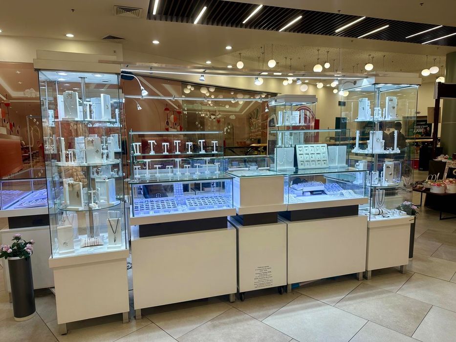 Търговски щанд с 12 витрини