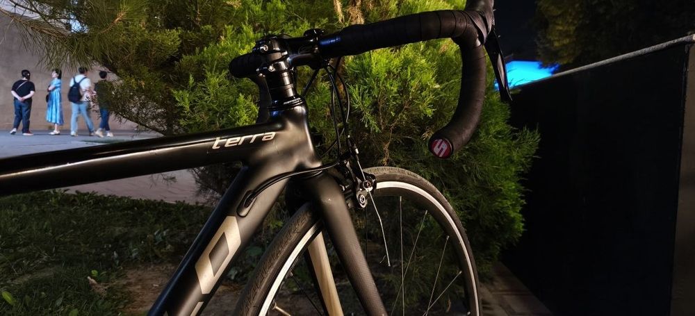Шоссейный велосипед фулл shimano 105