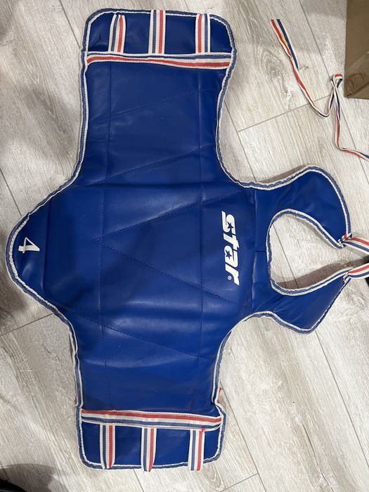 Протектор размер 4 в подарок шлем