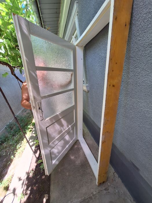 Geam și usa de vanzare