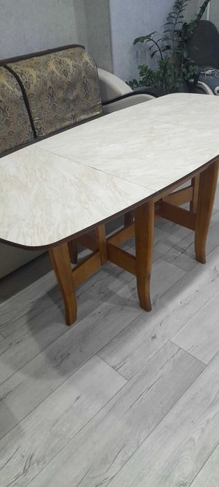 Продам стол кухонный