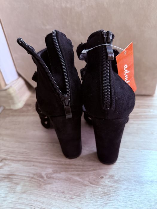 Продам босаножки новые
