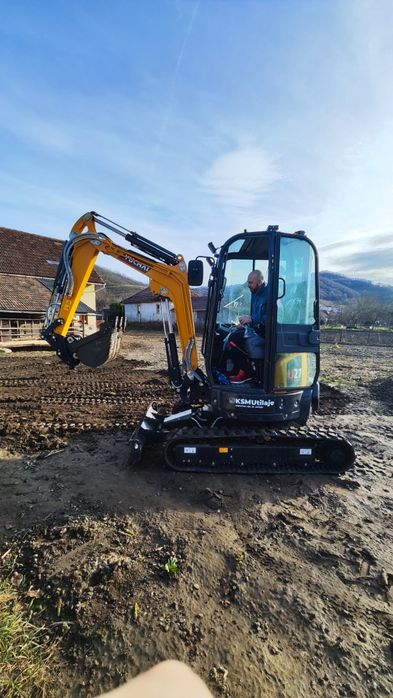 Lucrări cu miniexcavator 2,7 Tone