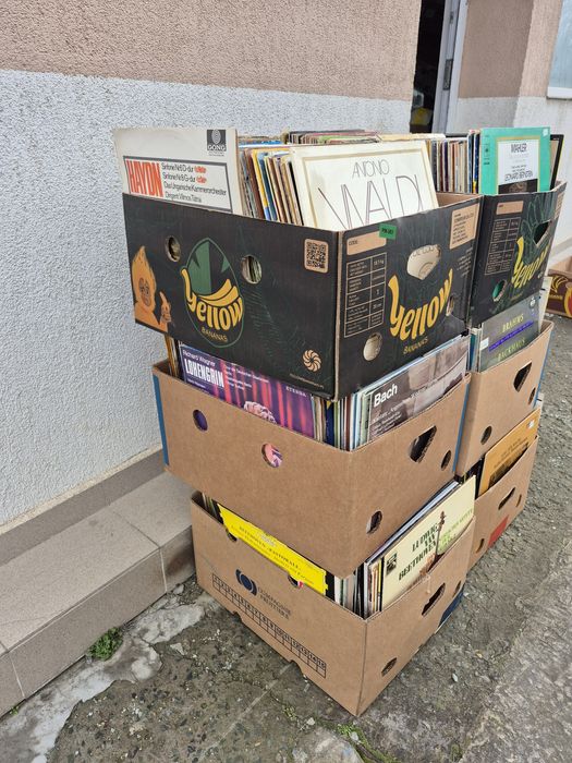 Vând colecție de 300 de viniluri muzică clasică, în stare bună, perfectă pentru pasionații de muzică clasică