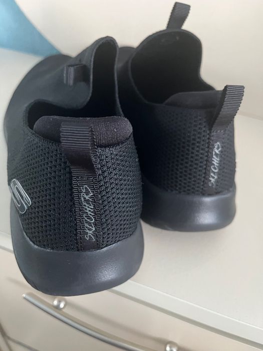 Черни дамски обувки Skechers – Wide Fit