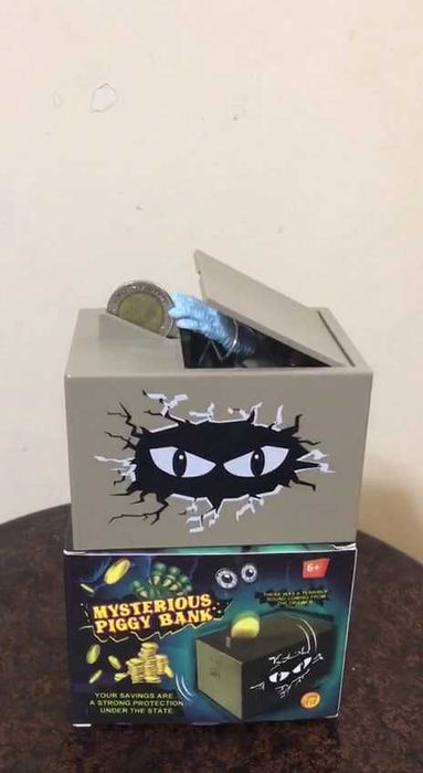 Прикольная детская игрушка копилка воришка сама ворует монеты