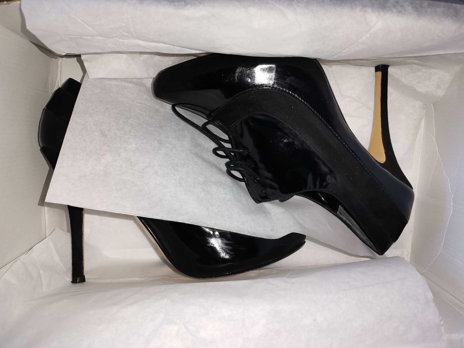 Висок стил Черен велур и лак DUNE UKпроизход