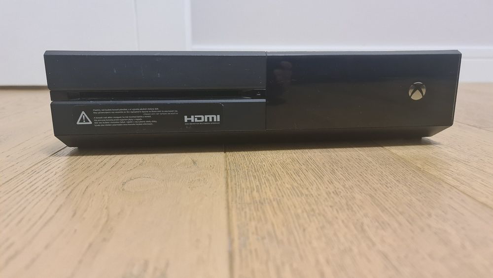Vând Xbox one 500 Gb