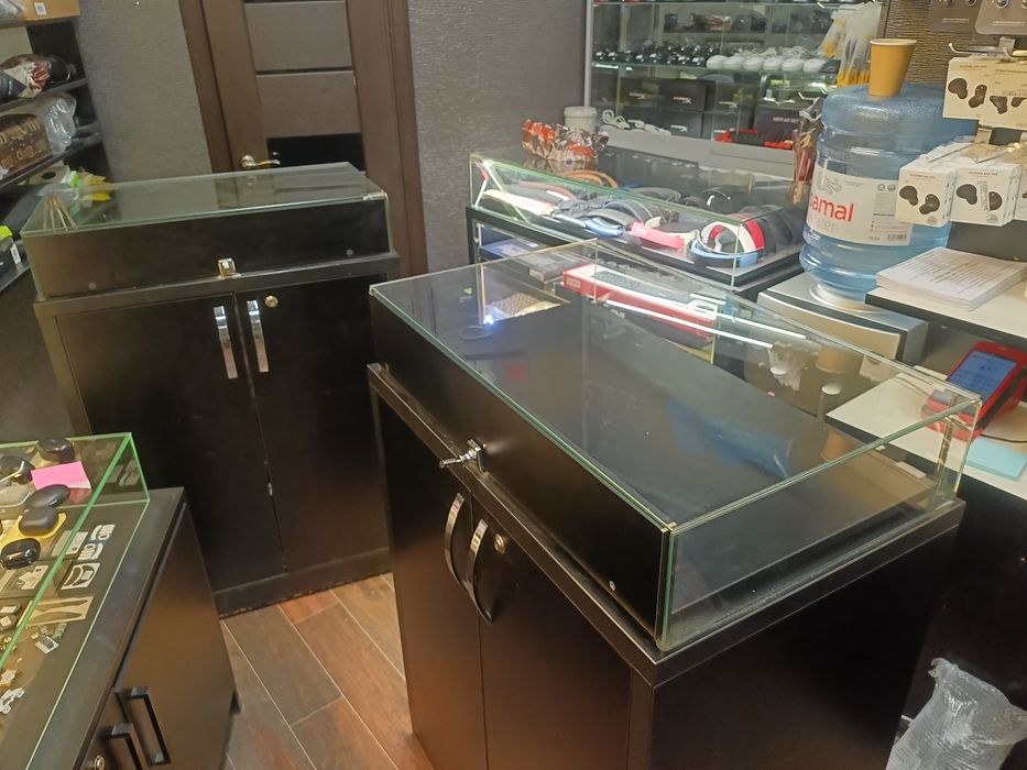 срочно продам витрины в магазин