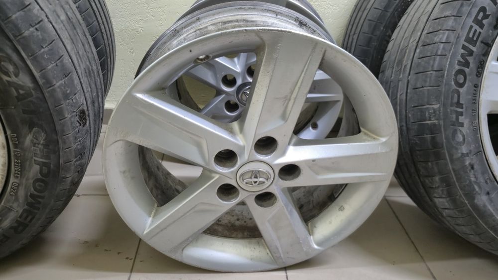 Продам диски с летней резиной камри 50