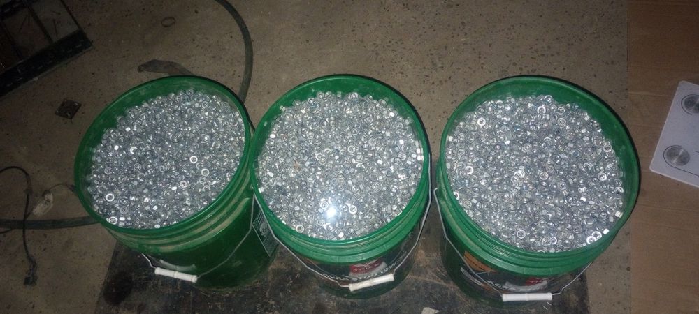 Vând 45000 piulițe m8