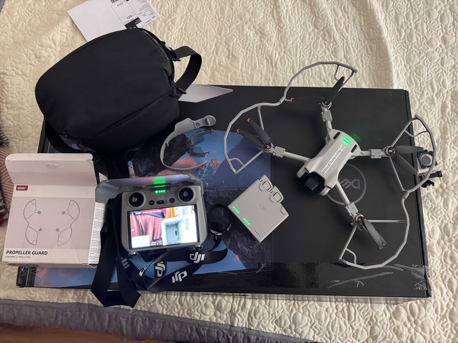 Vând drona DJI mini 3 fly more combo