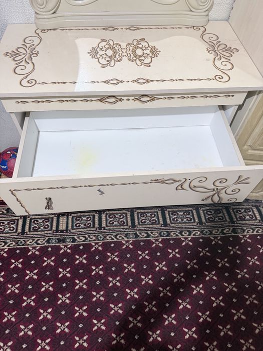 Продам комод  с зеркалом