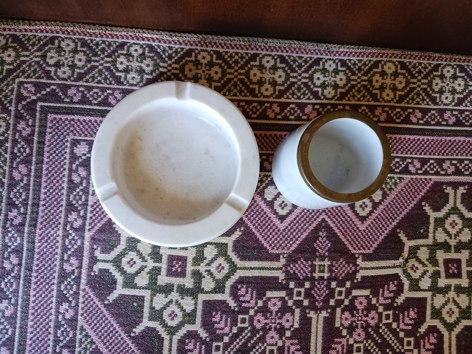 Мраморен пепелник и ваза - моливник