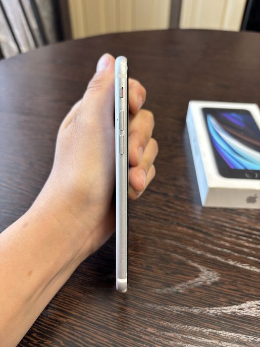 Продам iPhone SE (2021)