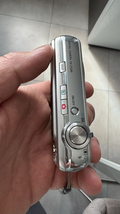 Vand aparat foto digital Casio , imprima data pe poza .