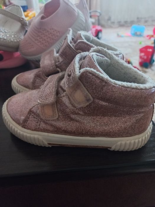 Продам обувь на девочку !