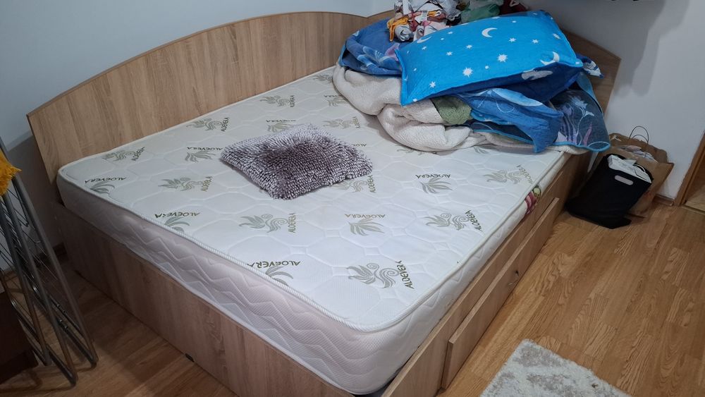 Pat pentru dormitor pe colt