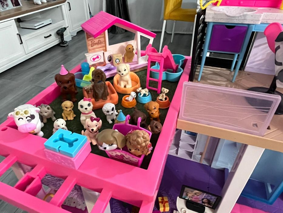 Set complet Barbie – casa mare + multe accesorii + masini + papusi