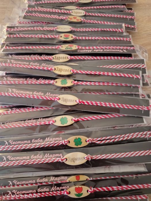 Мартеници на едро