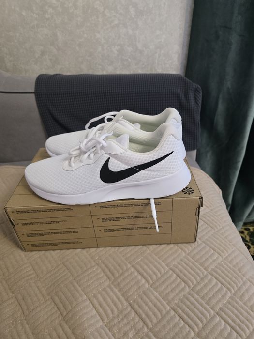 Размеры 40.44 Кроссовки фирмы Nike tanning.