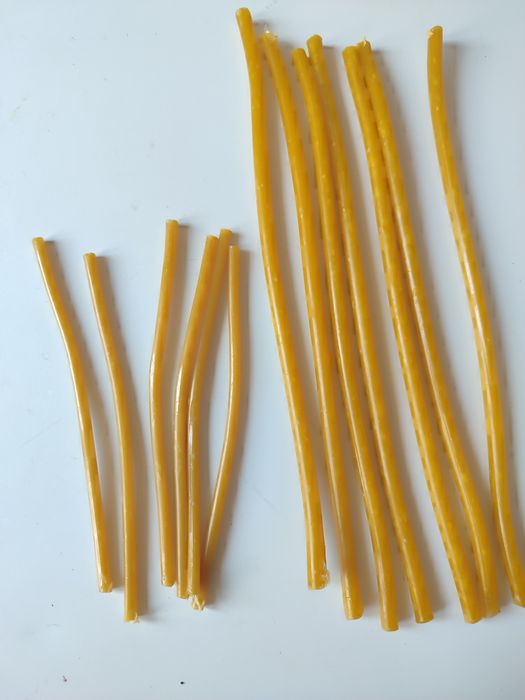 Свечи восковые среднего размера