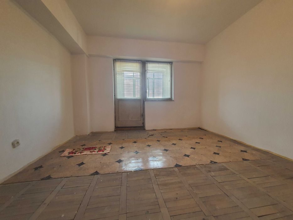 Apartament cu 3 camere de vânzare în centrul orașului Hârșova – Spațiu, confort și o locație excelentă!