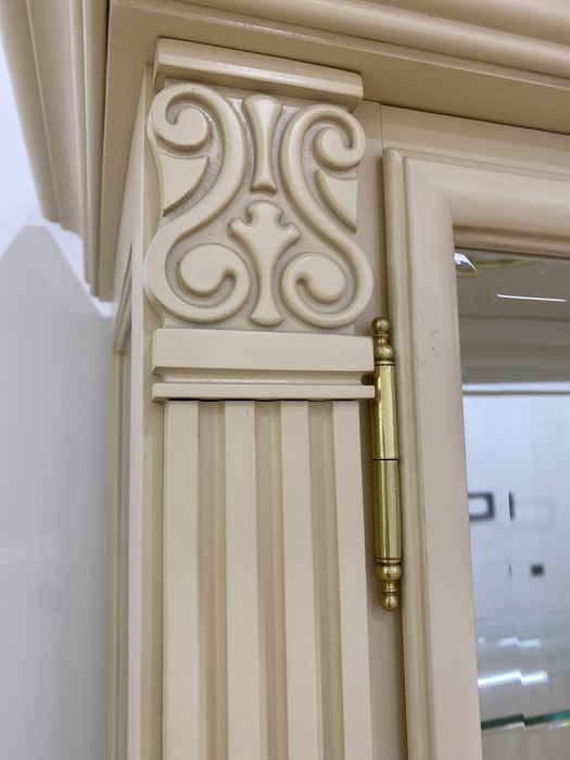 Сервант-витрина с подсветкой