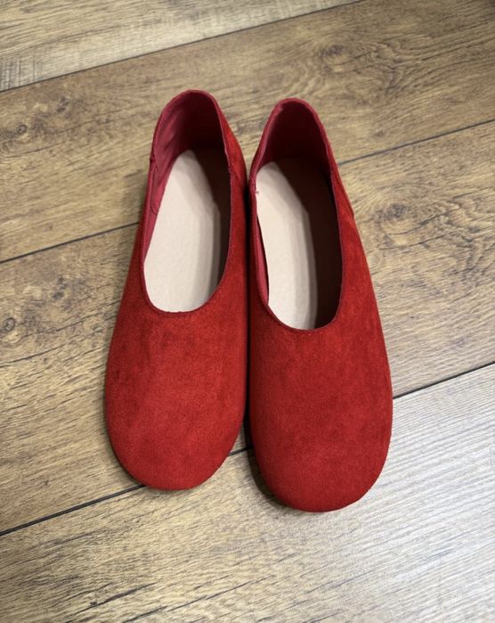 Красные замшивые балетки