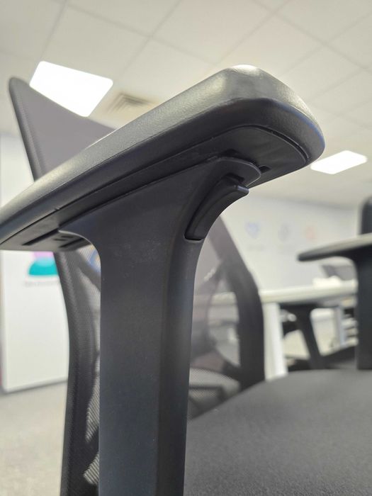 Модерен офис стол с мрежест гръб и пълен ергономичен контрол (Черен)