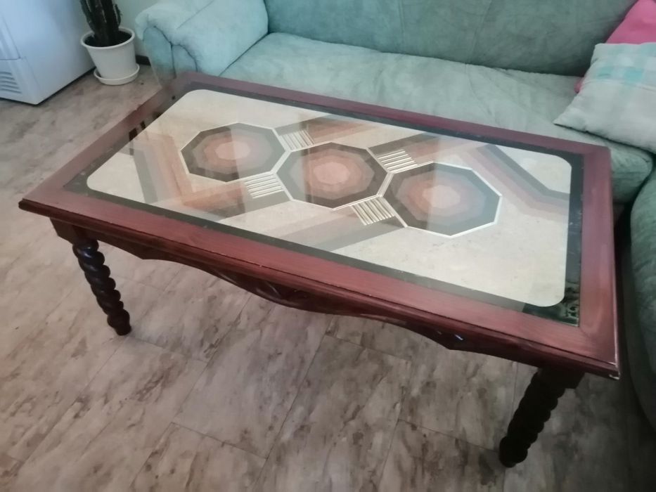 Масивна холна маса с дърворезба