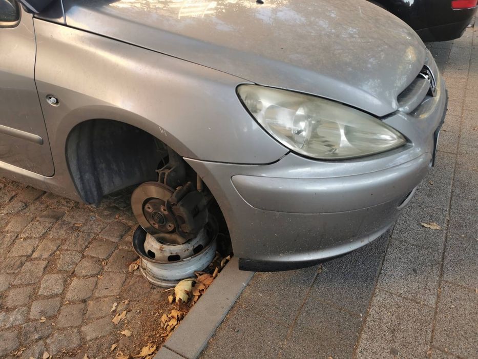 Peugeot 307 Комплект от  Предна броня, калници , подкалници и капак и предва греда