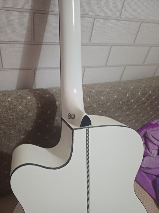 Гитара акустическая / продам срочно