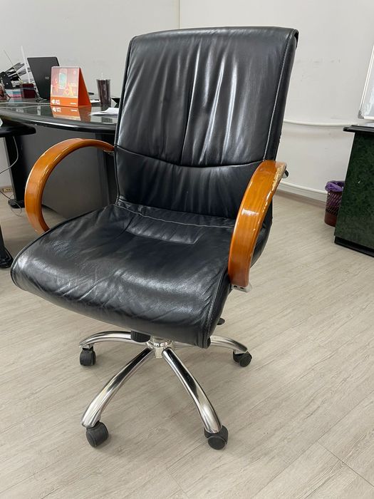 Кресло кожаное , офисное.