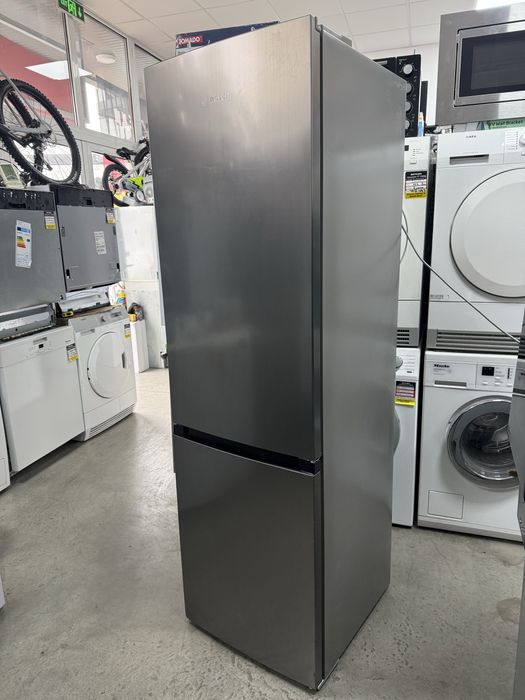 Хладилник и фризер за вграждане Bosch.