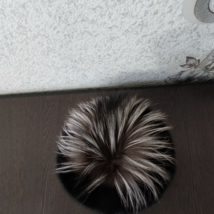 Норковая шапка ,украшена песцом