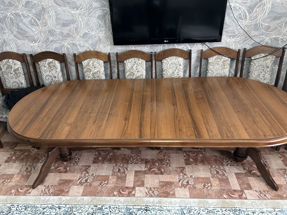 Большой стол из дерева